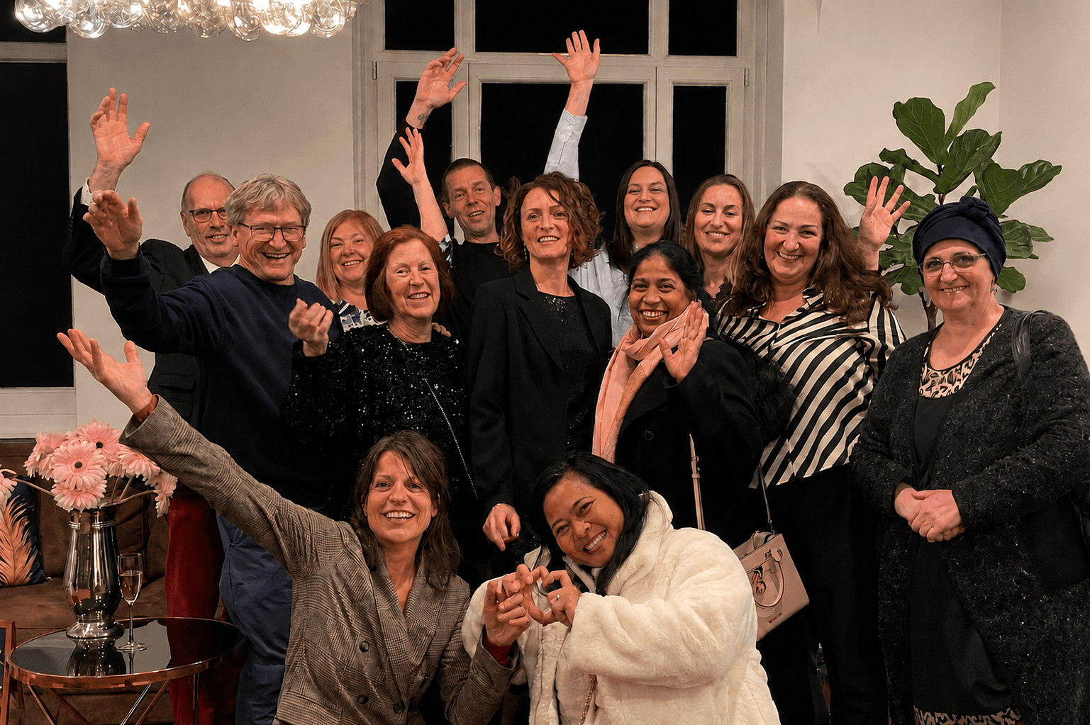 Das freundliche und motivierte Team des Hotel Saint Georges in Zürich winkt lächelnd in die Kamera